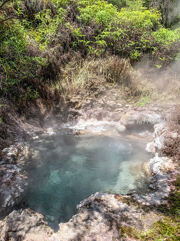 新西兰陶波隐藏山谷的Orakei Korako地热公园和洞穴